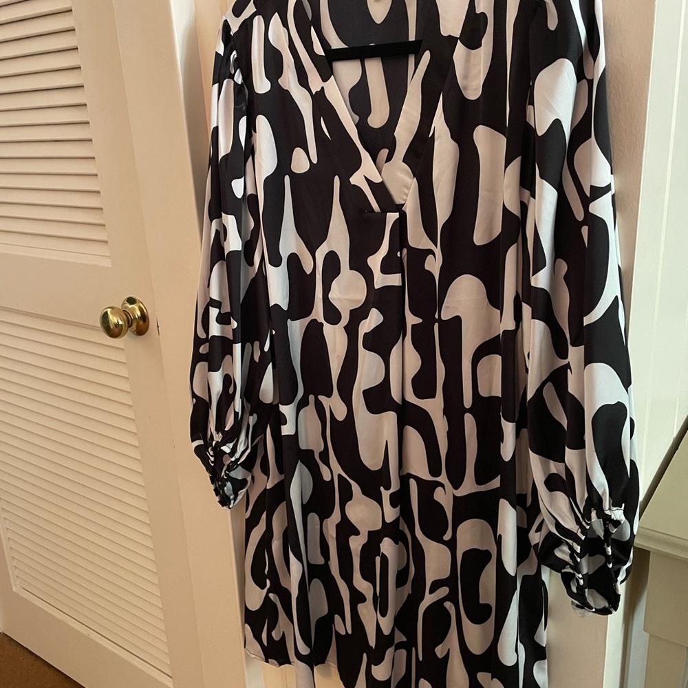 JODIFL Black and White Abstract Long Sleeve Dress perfect transitional dress!